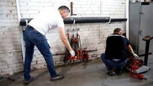 Испытание крюков пластиковой водосточной системы «Дизайн» 135/90