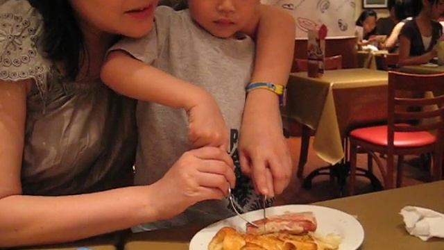 Learning how to use fork and knife смотреть онлайн