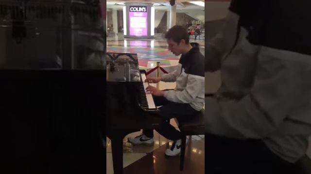 Linkin Park   Numb  Парень красиво играет в торговом центре на пианино