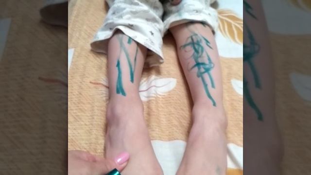 Педикюр на ночь. Дочь красит ногти. Красотка моя. Педикюр зелёнкой) смотреть онлайн