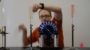 Опыты по электростатике с использованием электрофорной машины.