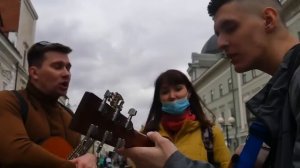 ГИТАРИСТ поёт ЛЮБУЮ ПЕСНЮ на УЛИЦЕ _ Реакция прохожих в КАЗАНИ