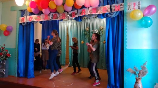 Танец девочек "Паровоз умчится прямо на границу" смотреть онлайн