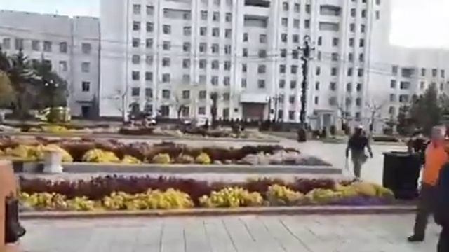ОМОН не дал протестующим в Хабаровске установить палатки на площади перед зданием Правительства смотреть онлайн