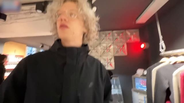 парадеевич пытается скупить весь магазин.. (кая против)