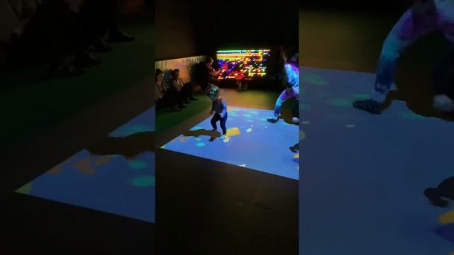 Детская площадка/детская комната / темная комната / батуты /шарики смотреть онлайн