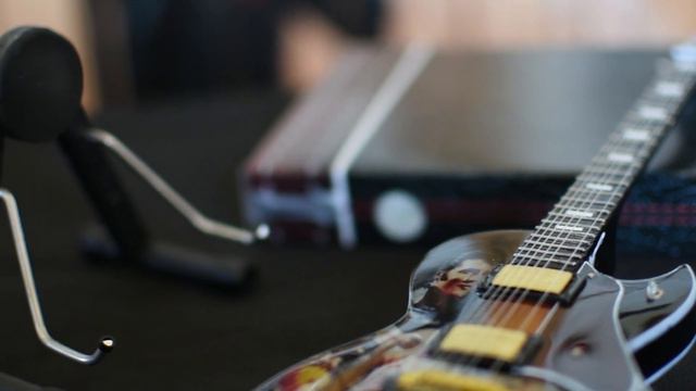 miniature guitar elvis presley смотреть онлайн