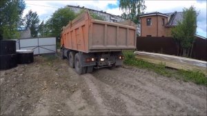 Перегруженный ПГС Камаз пытается заехать на участок в Заозерье