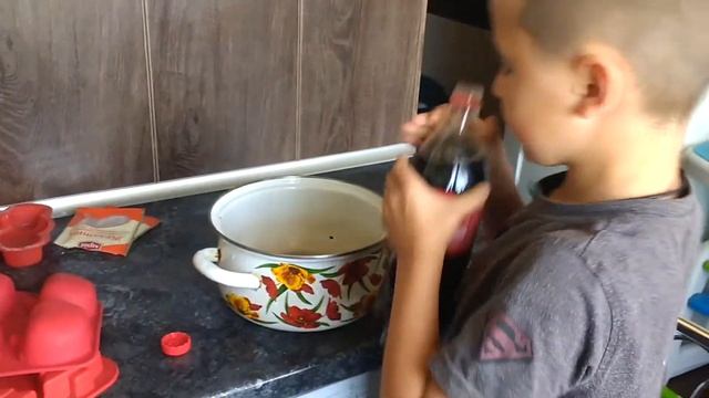 Желе из Кока-колы. Валерка. Делаем друга дома 2019 Making Coca-Cola Jelly смотреть онлайн