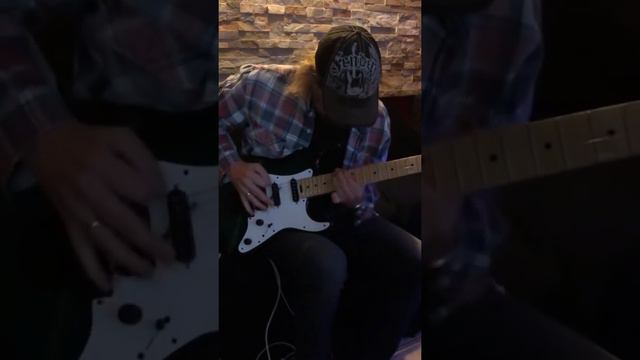 Adrian Smith jamming to Floyd (Comfortably Numb) at RnR Studios смотреть онлайн