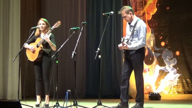 Полина и Александр Брюхины. Песня "На земле лежала лужа" (Слова и музыка Галины Шапкиной) смотреть онлайн