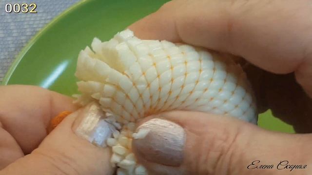 Необычное измельчение вареного яйца без использования яйцерезки, терки и ножа ( походный вариант )