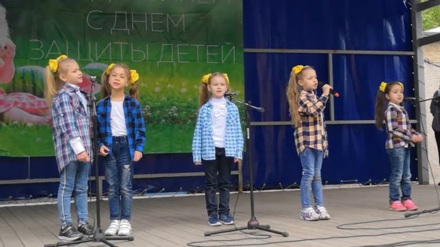 Ансамбль "Конфетти" 6-7 лет. Песня "Семь цветов у радуги" смотреть онлайн