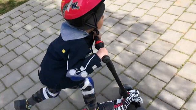 Двойняшки из Баку. Рауль и Милана тестируют новые самокаты. смотреть онлайн