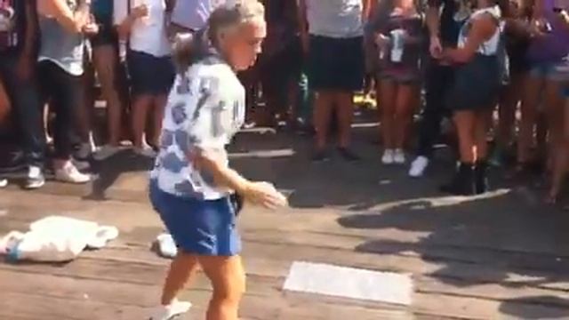 Бабушка танцует брекданс в Нью Йорке смотреть онлайн