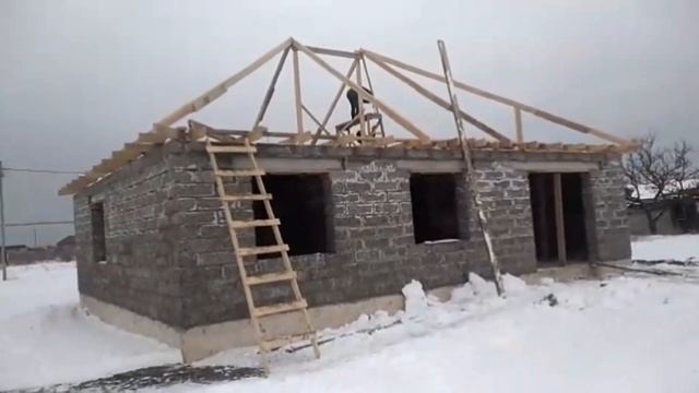 Приступили к монтажу кровли, но погода мешает. Арболит Юг строительство домов под ключ из Арболита смотреть онлайн