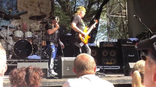 Helix - Kids Are All Shakin смотреть онлайн