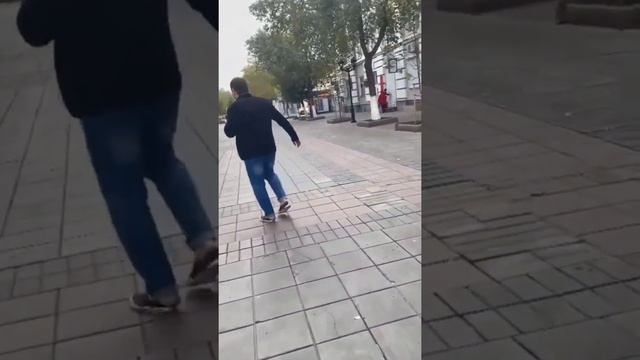 Оренбург 30.09.21 Псих. Видимо обострение.. Прыгал по авто, припаркованных и на перекрестках. Убега смотреть онлайн