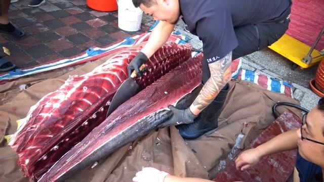 Giant Bluefin Tuna Cutting Show - Taiwanese Street Food Tuna Sashimi