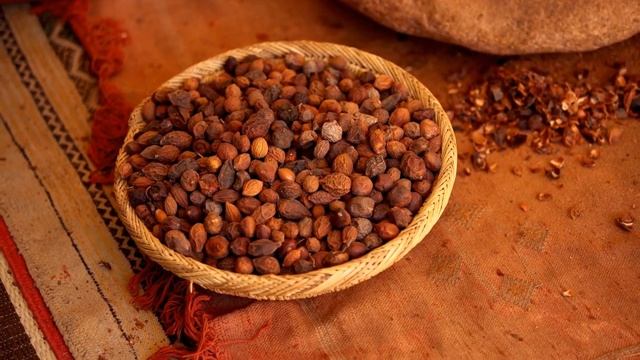 КАК ПОЛУЧАЮТ АРГАНОВОЕ МАСЛО В МАРОККО смотреть онлайн