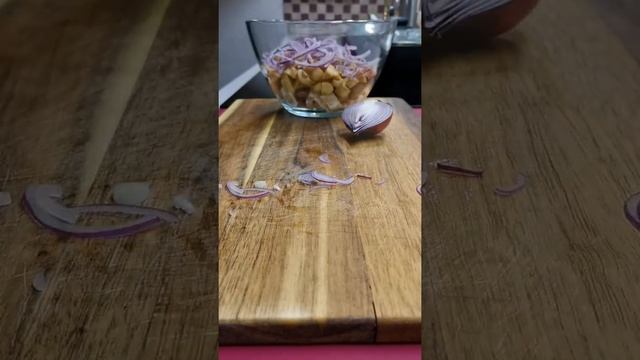 Салат с курицей, фасолью и грибами #Shorts смотреть онлайн