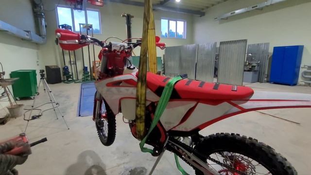 Вес полностью заправленного мотоцикла Hasky F7 182MN 300cc 2023 и Кавасаки 220 KDXR.#эндуро смотреть онлайн