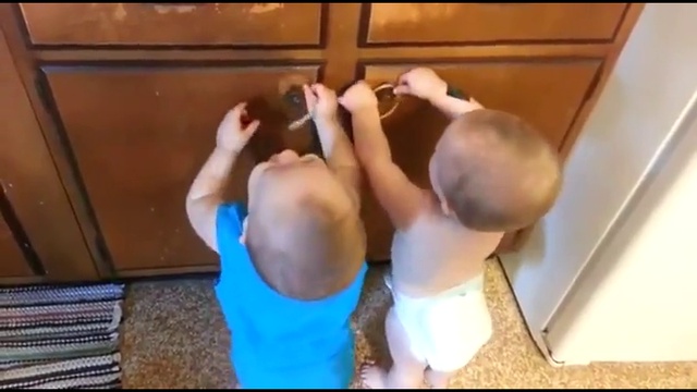 Два забавных малыша смотреть онлайн