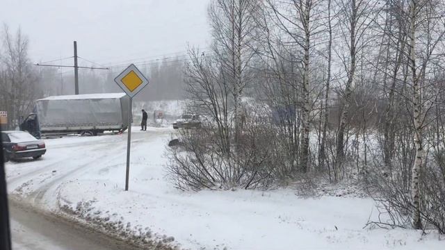 Вот и снегопад,УАЗ тащит фуру,сила ?? смотреть онлайн
