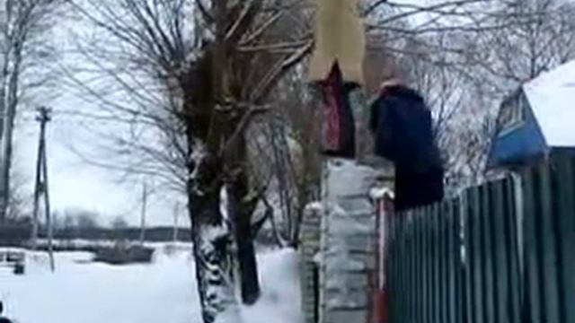 прыжки в сугроб с забора смотреть онлайн