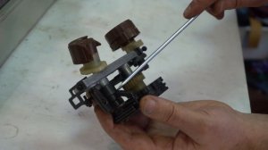 Как правильно установить игловодитель на швейной машине Чайка 142 / Подольск 142