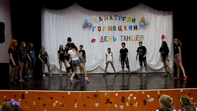 необычный танец. Славные малые смотреть онлайн