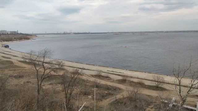 Автобус №20 на Нижний Посёлок Волгограда, прогулка по бетонной набережной реки Волга, весна 2020 смотреть онлайн