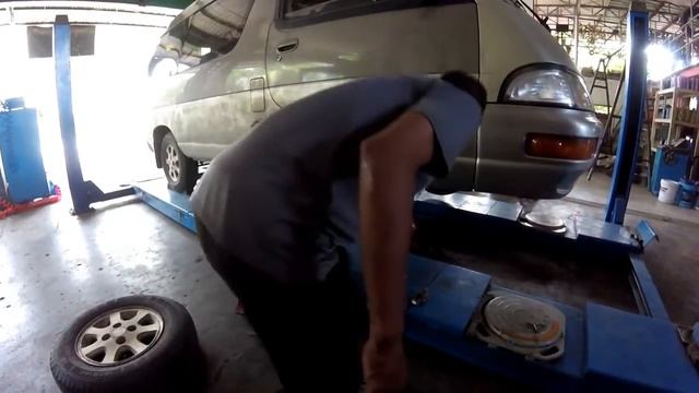 Toyota Town Ace Mini Van Wheel and Brake Maintenance смотреть онлайн