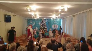 Современный Дед Мороз на утреннике в детском садике.