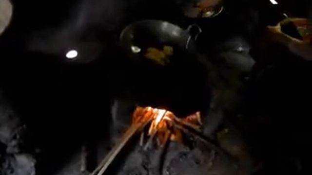 Una cuoca all'opera in un villaggio rurale di Java nei pressi di Cianjur - luglio 2011 смотреть онлайн