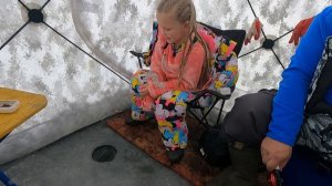 Рыбачим на Озере в Палатке