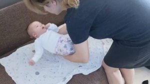 Как и зачем держать новорожденного ребенка столбиком после кормления?