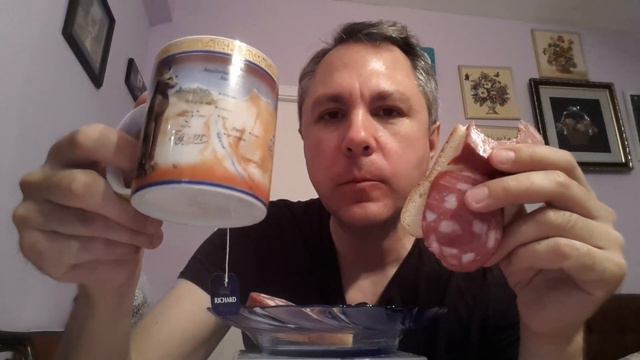 АСМР ИТИНГ. КУШАЮ БУТЕРБРОДЫ С КОЛБАСОЙ И ПЬЮ ЧАЙ. ASMR