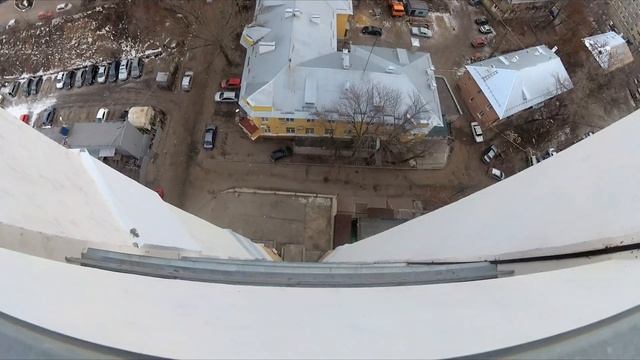 ОСКОЛОК БУТЫЛКИ ПОПАЛ ДРУГУ В ГОЛОВУ... смотреть онлайн