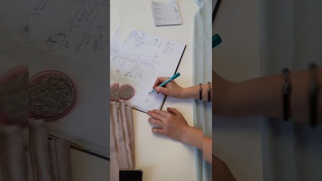 Раскрой на ткани по косой.Принцип раскроя платья комбинации на примере юбки.
КУРСЫ ШИТЬЯ TANYA CHE смотреть онлайн
