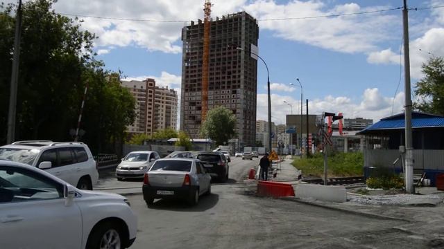 Железнодорожный переезд на улице Третьего Интернационала в Екатеринбурге смотреть онлайн