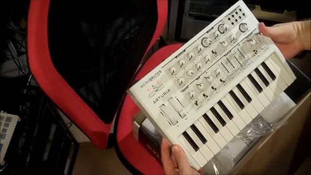 Microbrute SE [White] Unboxing & First Play... смотреть онлайн