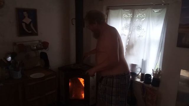 С голым торсом жарю лук смотреть онлайн