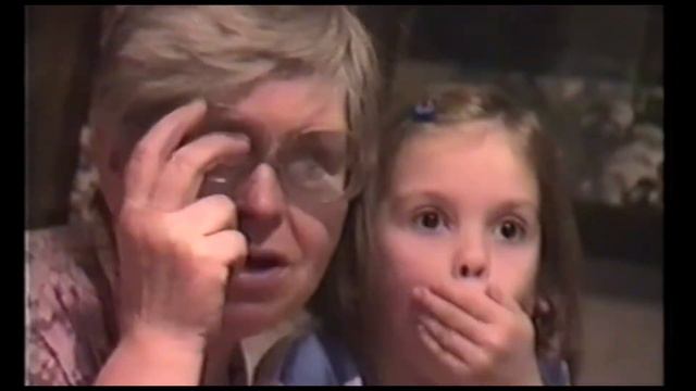 Cмешное видео с детьми - Реакция бабушки и внучки впервые увидевшие себя на экране монитора смотреть онлайн