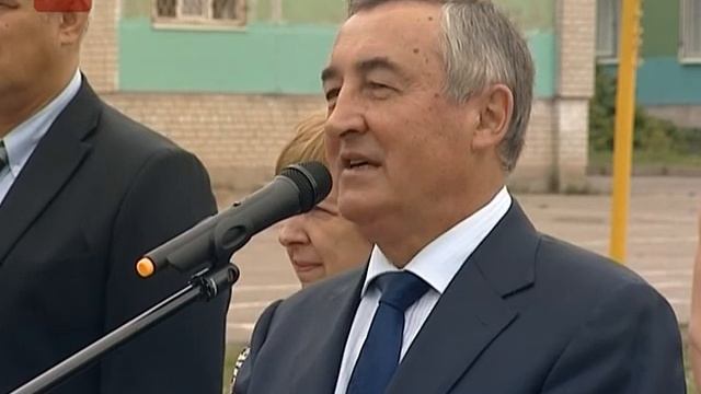 На территории новгородской гимназии «Исток» появилась новая спортивная площадка смотреть онлайн