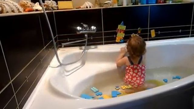 Распаковка игрушек для ванной (stickers for the tub) / Unpacking the stickers for the tub смотреть онлайн