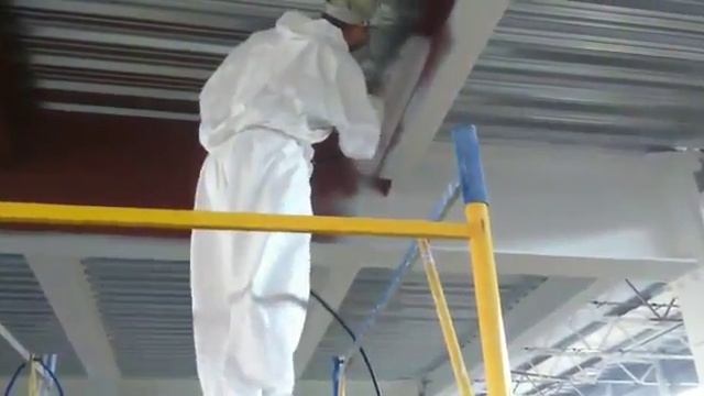 HYVST SPT 650 агрегат безвоздушного распыления распыляет краску на потолок производственного цеха смотреть онлайн