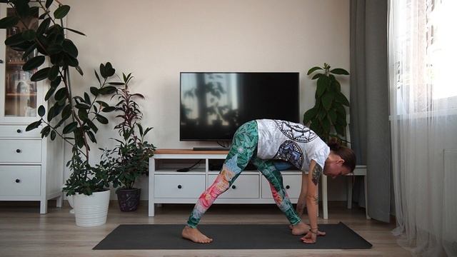 Йога для начинающих | Мягкая практика, разминка на 20 мин смотреть онлайн