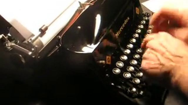 Typewriter Mercedes Superba смотреть онлайн