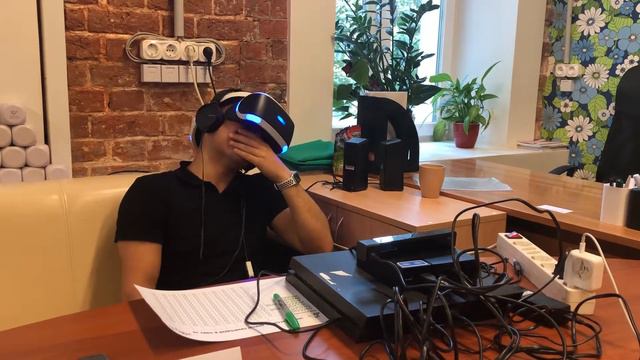 Cотрудник "Фабрики лояльности" Вильям Рыбин кормит львицу в Virry VR смотреть онлайн
